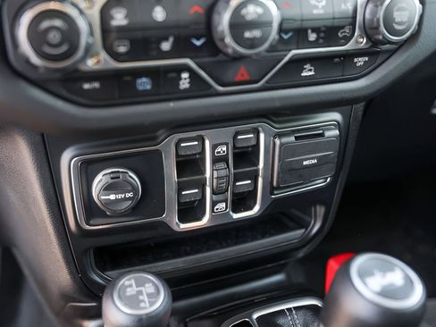 Used 2025 Jeep Wrangler Unlimited Sahara image 23