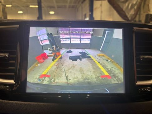 Used 2025 Chrysler Pacifica Select image 17