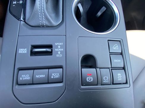 Used 2024 Toyota Highlander XLE AWD/4WD image 21