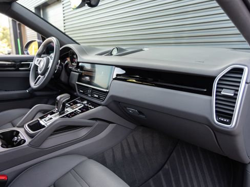 Certified 2023 Porsche Cayenne Coupe AWD/4WD image 36