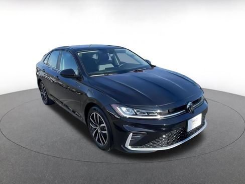 Used 2025 Volkswagen Jetta SE image 3