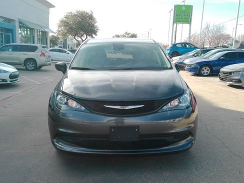 Used 2023 Chrysler Voyager LX image 2