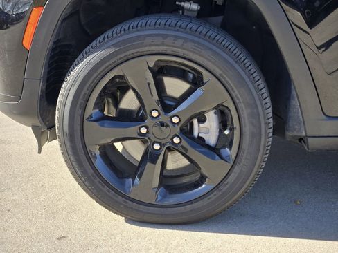 Used 2025 Jeep Grand Cherokee L Laredo RWD image 17
