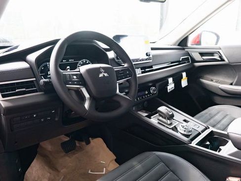 New 2025 Mitsubishi Outlander SE image 21