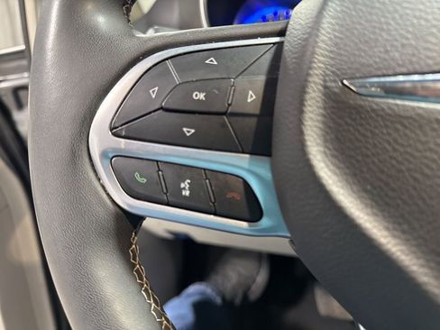 Used 2023 Chrysler Pacifica Touring-L image 30