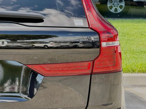 Used 2023 Volvo XC60 B5 Plus FWD image 14