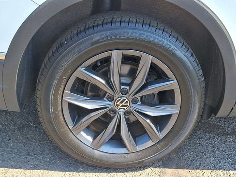 Used 2023 Volkswagen Tiguan SE w/ Panoramic Sunroof Package FWD image 7