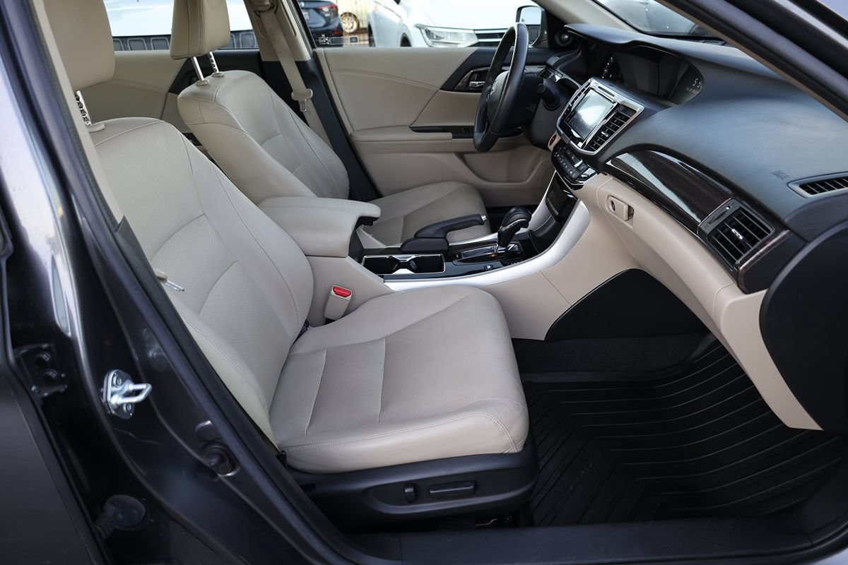 Used 2017 Honda Accord Touring image 16