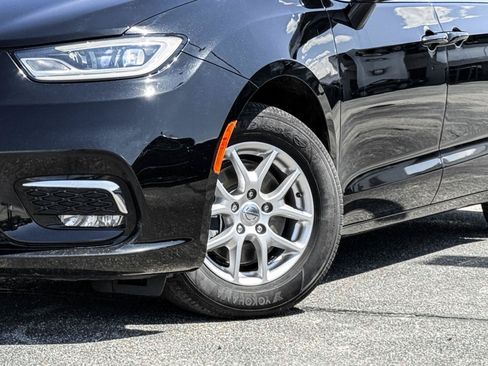 Used 2024 Chrysler Pacifica Touring-L FWD image 2