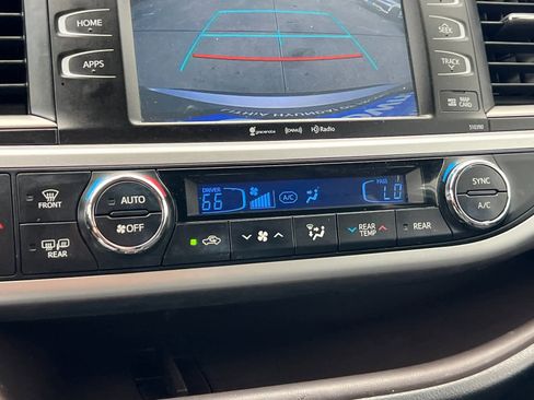 Used 2019 Toyota Highlander XLE image 21