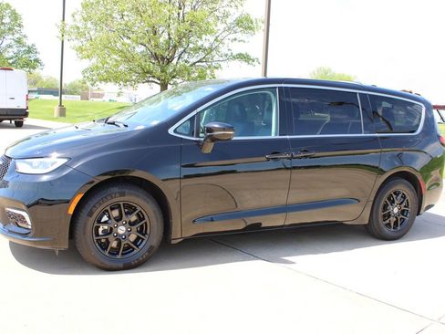 Used 2024 Chrysler Pacifica Touring-L FWD image 18