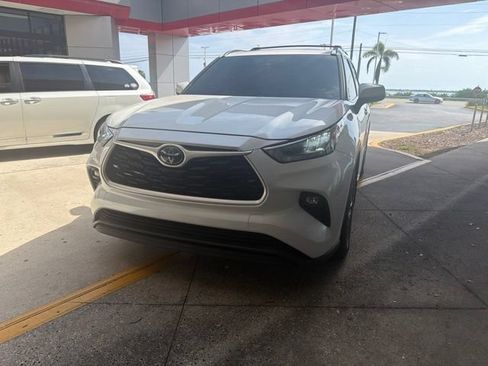 Used 2020 Toyota Highlander XLE AWD/4WD image 1