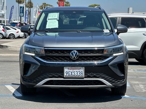 Used 2023 Volkswagen Taos SE w/ Panoramic Sunroof Package FWD image 9