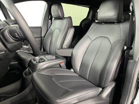 New 2026 Chrysler Voyager LX image 6