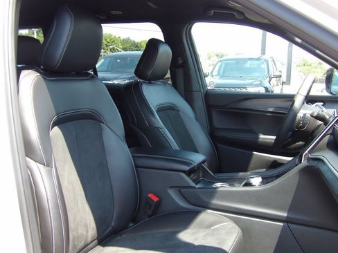 Used 2025 Jeep Grand Cherokee Altitude AWD/4WD image 11