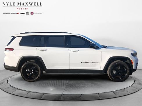 Used 2025 Jeep Grand Cherokee L Altitude AWD/4WD image 17