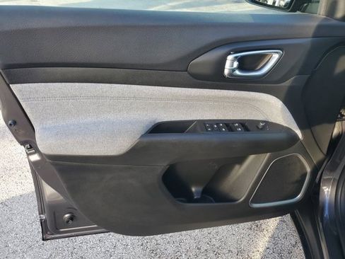 Used 2022 Jeep Compass Latitude FWD image 21