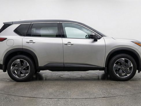 Used 2025 Nissan Rogue SV image 11