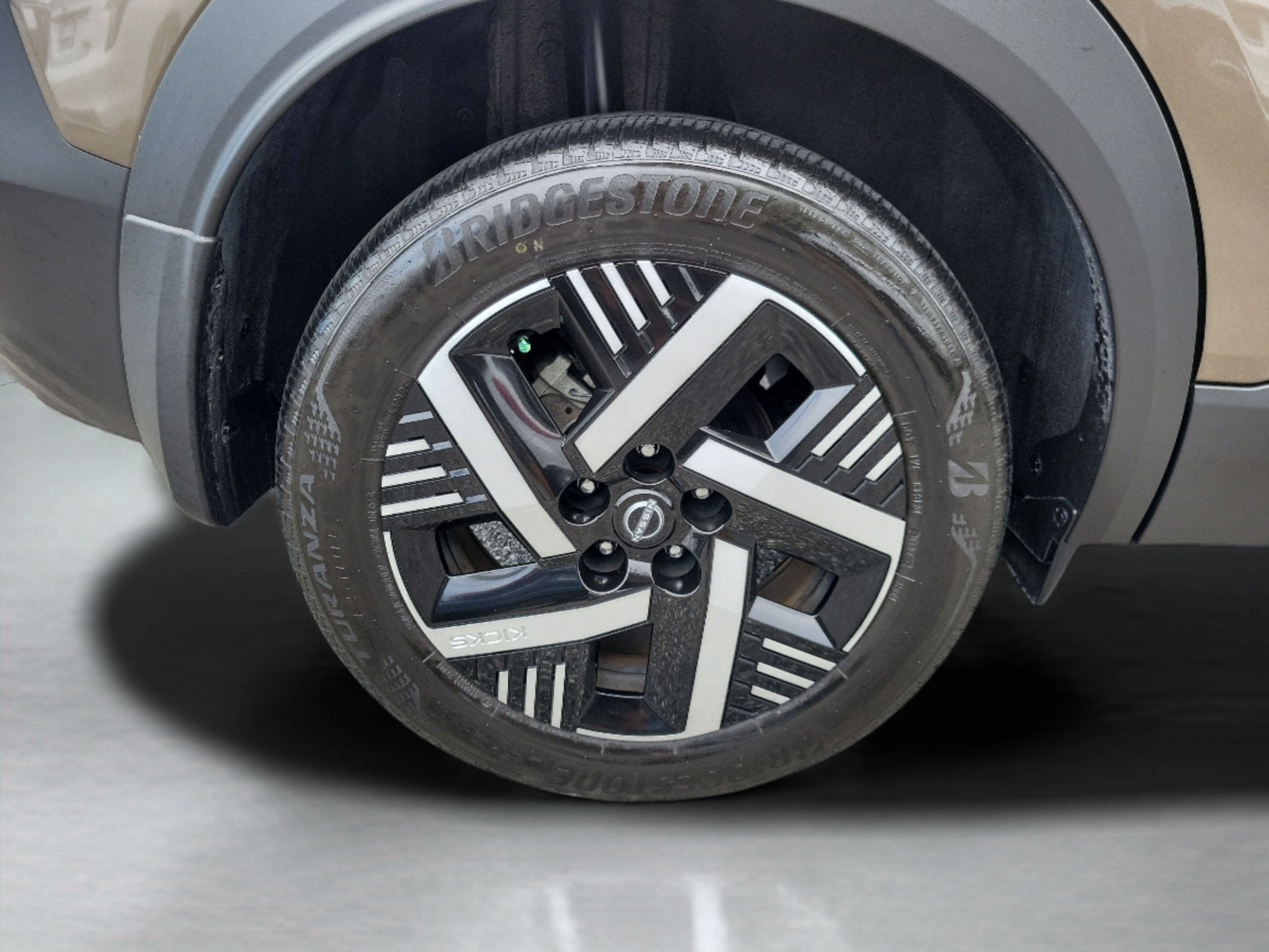 Used 2025 Nissan Kicks SV FWD image 30