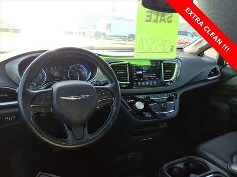 Certified 2020 Chrysler Pacifica Touring-L image 9