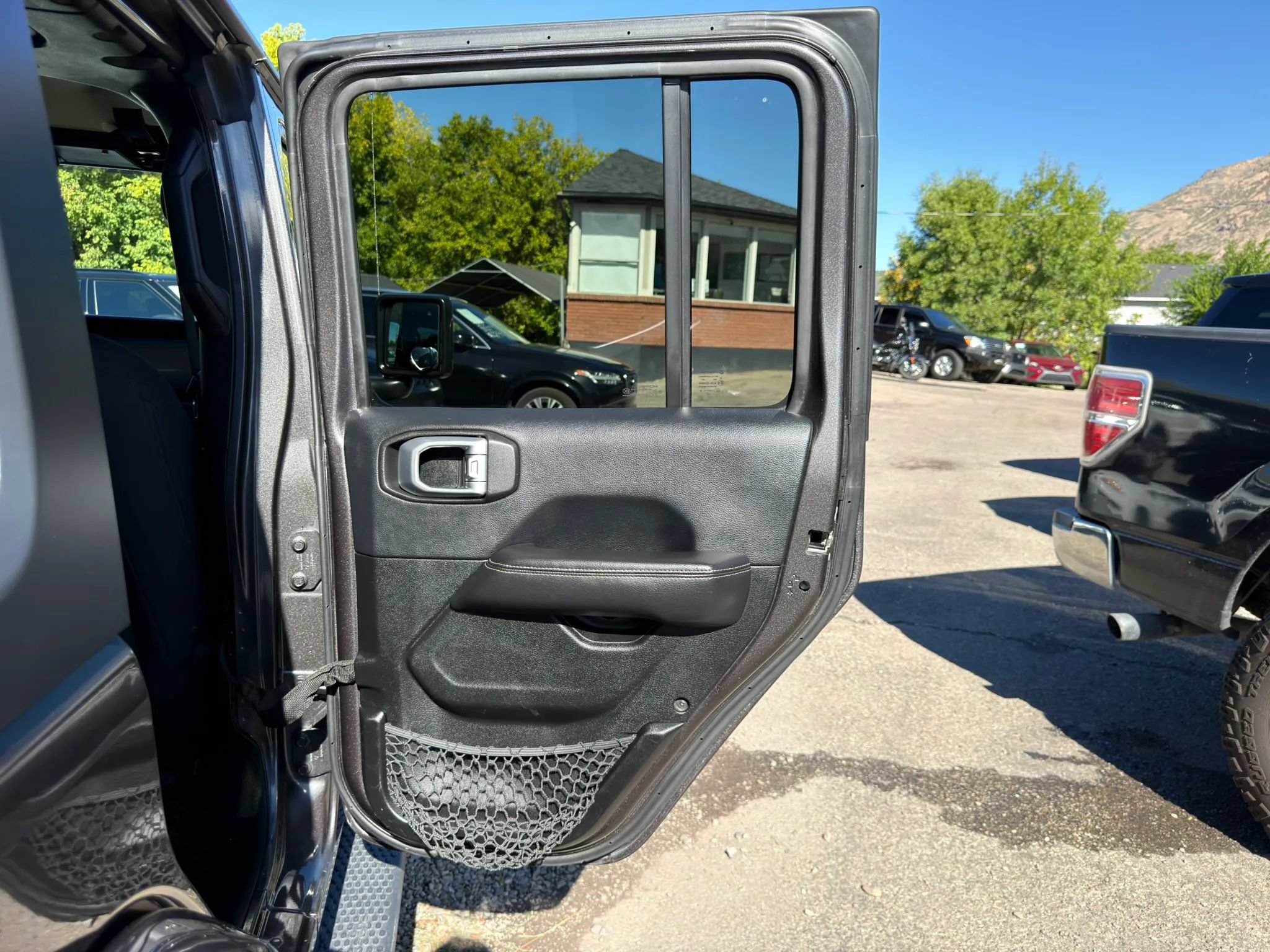 Used 2019 Jeep Wrangler Unlimited Sahara w/ Safety Group AWD/4WD image 18