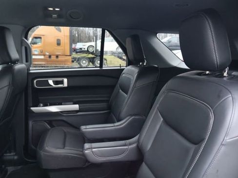 Used 2022 Ford Explorer XLT w/ Equipment Group 202A image 10