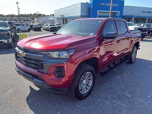 Used 2025 Chevrolet Colorado LT w/ Advanced Trailering Package image 2