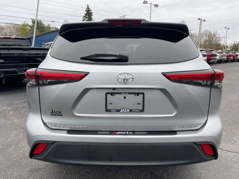 Used 2021 Toyota Highlander XLE AWD/4WD image 6