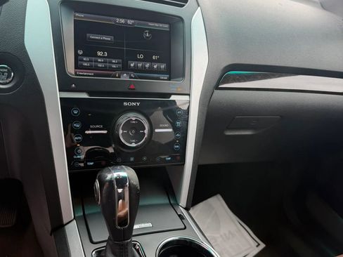 Used 2014 Ford Explorer Limited w/ Equipment Group 302A AWD/4WD image 17