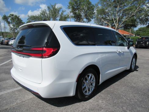 Used 2025 Chrysler Pacifica Select FWD image 6