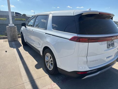 Used 2024 Kia Carnival LX FWD image 6