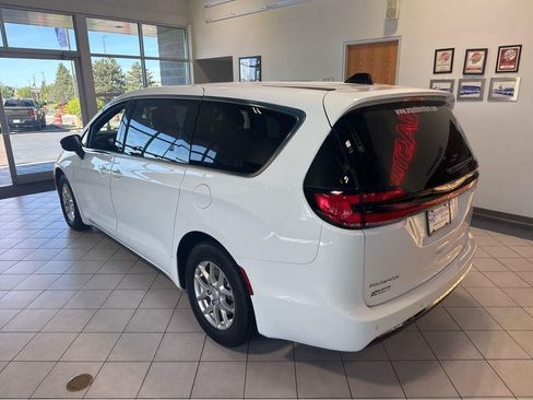 Used 2025 Chrysler Pacifica Select FWD image 9