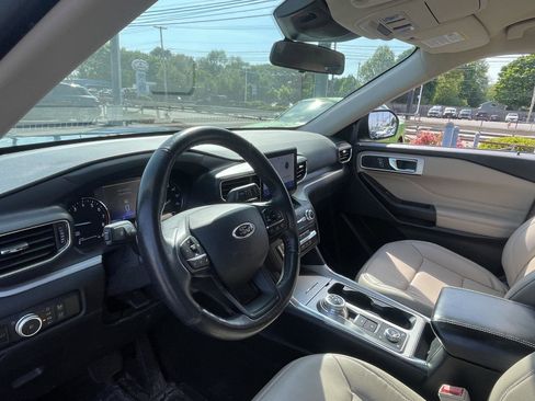 Used 2020 Ford Explorer XLT w/ Equipment Group 202A AWD/4WD image 8