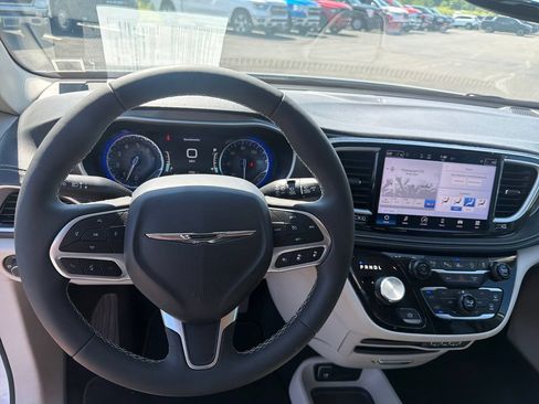 Used 2024 Chrysler Pacifica Touring-L FWD image 21