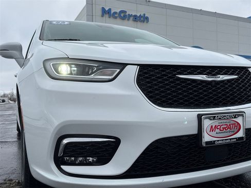 Used 2022 Chrysler Pacifica Touring-L w/ Uconnect Theater Family Group image 11