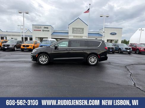 Used 2026 Chrysler Pacifica Limited FWD image 3