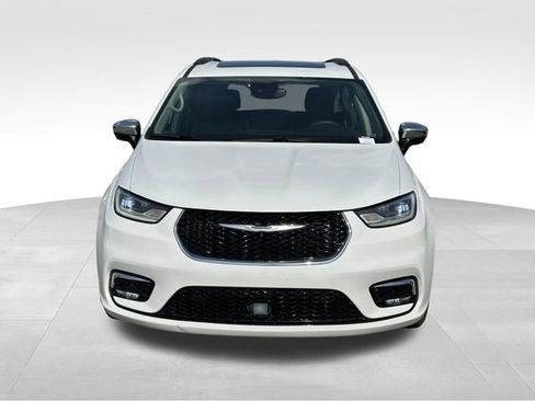 Used 2023 Chrysler Pacifica Limited image 8