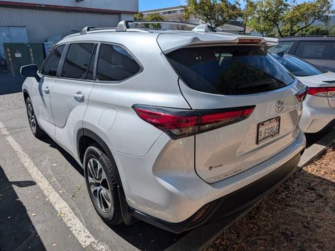 Used 2023 Toyota Highlander XLE FWD image 2