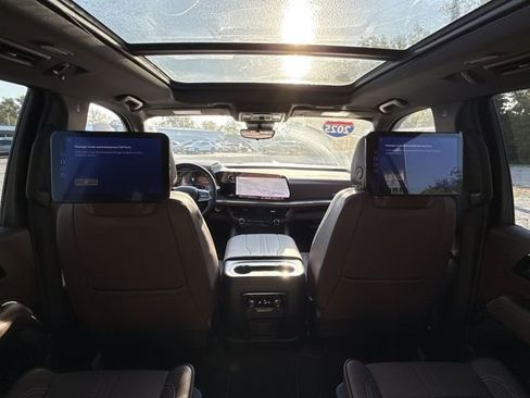 New 2025 Chevrolet Suburban High Country AWD/4WD image 36