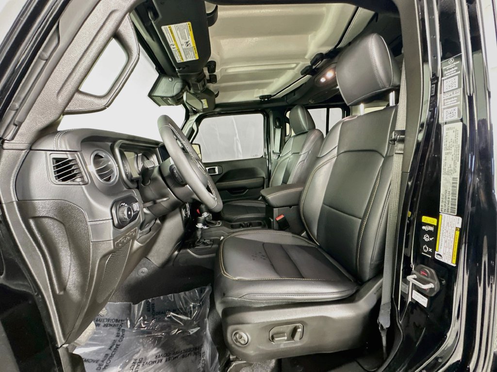 Used 2025 Jeep Wrangler Unlimited Sahara AWD/4WD image 19