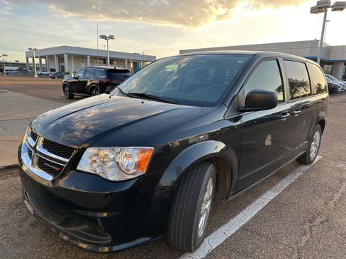 Used 2018 Dodge Grand Caravan SE w/ UConnect Hands-Free Group image 1