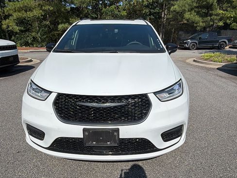 Used 2025 Chrysler Pacifica Limited FWD image 3
