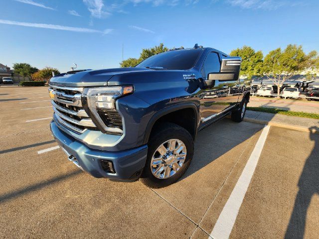 Used 2025 Chevrolet Silverado 2500 High Country w/ Technology Package AWD/4WD image 3