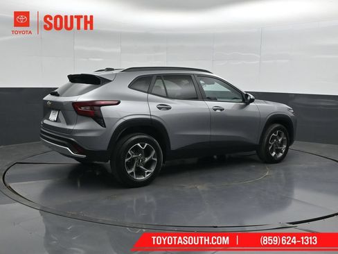 Used 2025 Chevrolet Trax LT w/ LT Convenience Package FWD image 2