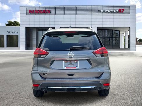 Used 2018 Nissan Rogue SV w/ Premium Package FWD image 5