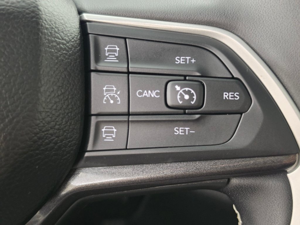 Used 2023 Jeep Grand Cherokee Altitude AWD/4WD image 23