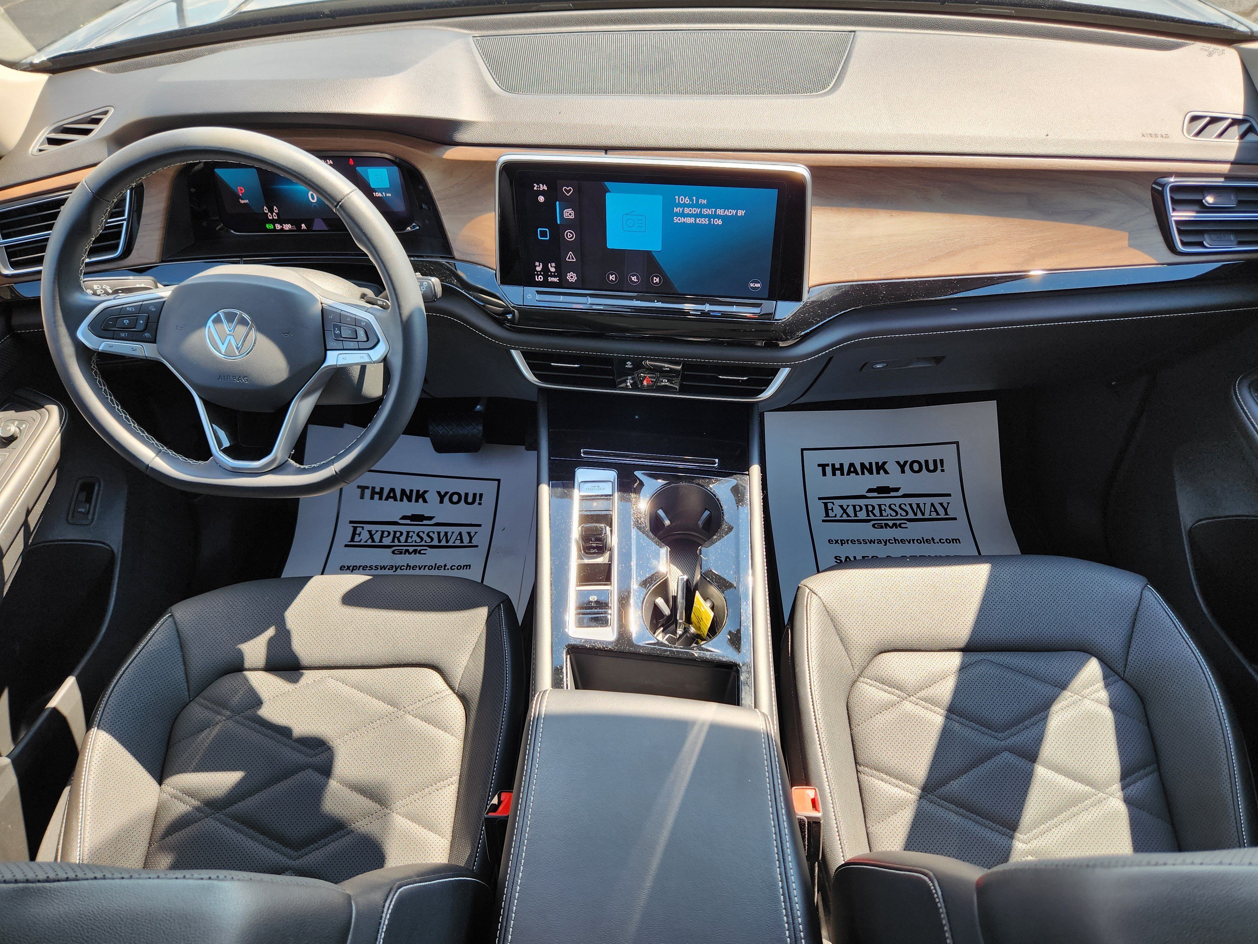 Used 2024 Volkswagen Atlas SE w/ Panoramic Sunroof Package FWD image 16