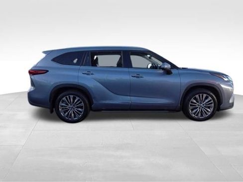 Certified 2022 Toyota Highlander Platinum image 3