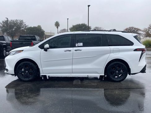 New 2026 Toyota Sienna XLE Woodland Edition AWD/4WD image 8