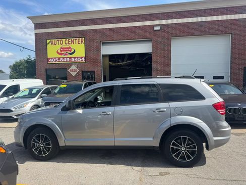 Used 2018 Dodge Journey SE w/ Connectivity Group FWD image 2